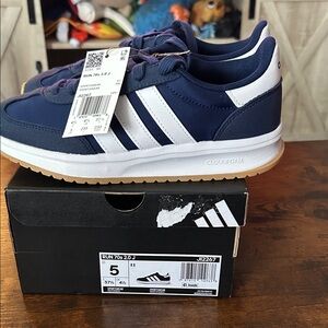 Adidas Unisex Dark Blue (Size 5 Big Kid)